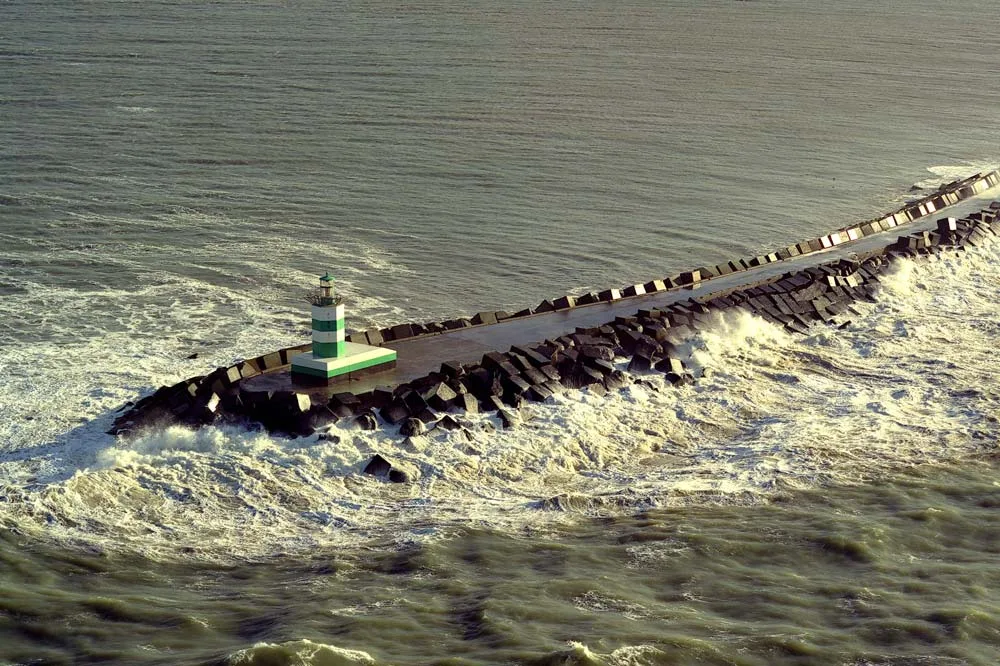 Coastal defence: Breakwater constructions with heavy concrete